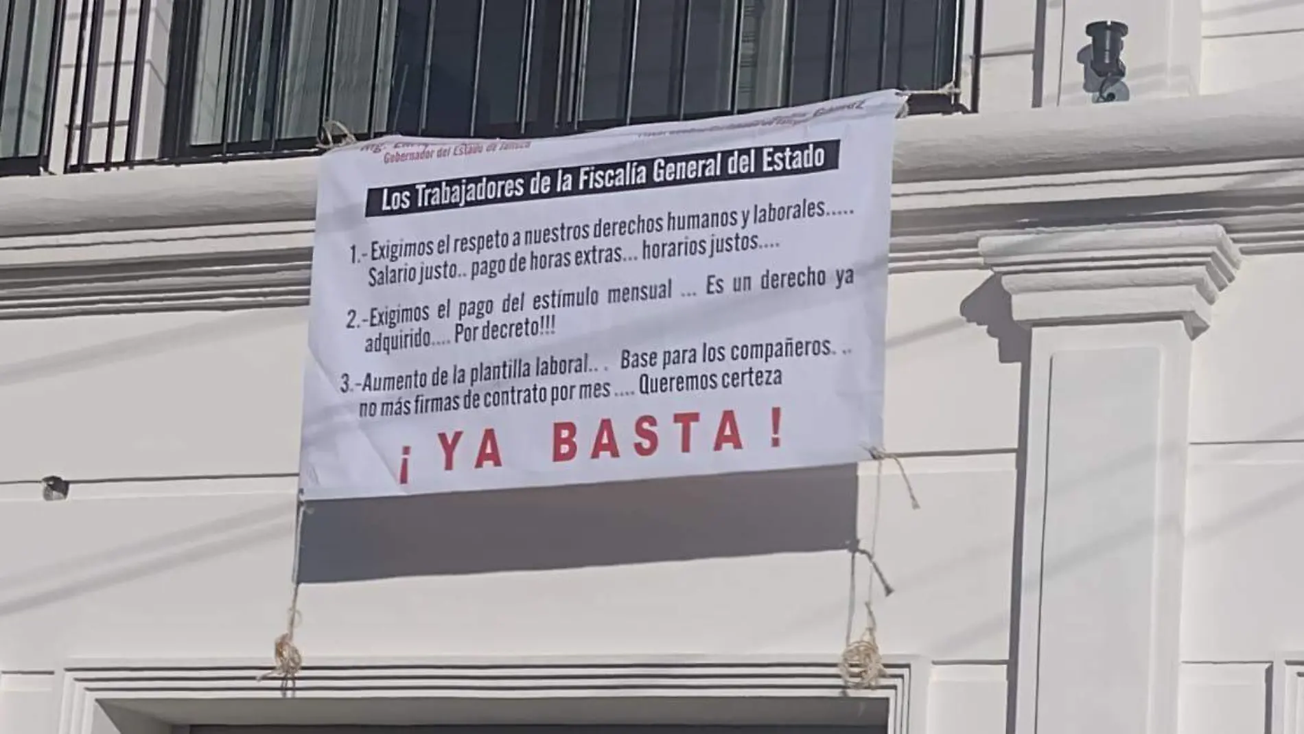 Trabajadores de la Fiscalía General del Estado laboran bajo protesta